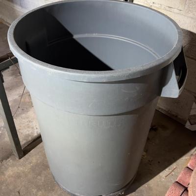 Rubber Maid Garbage Can with Wheels - (garage)