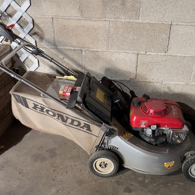 HONDA Rear Bagger Lawnmower - (garage)