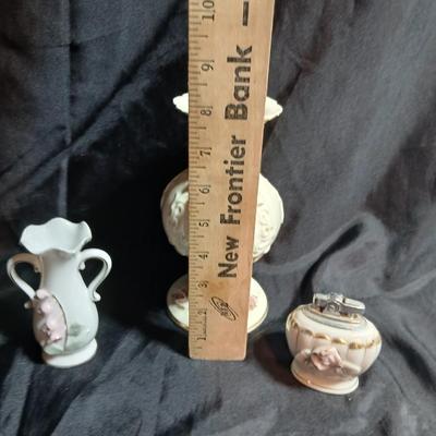 Hand Painted Gold Gilded Table Lighter 1940s Japan with two porcelain vases