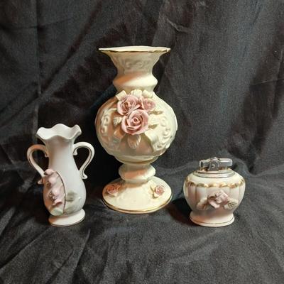 Hand Painted Gold Gilded Table Lighter 1940s Japan with two porcelain vases