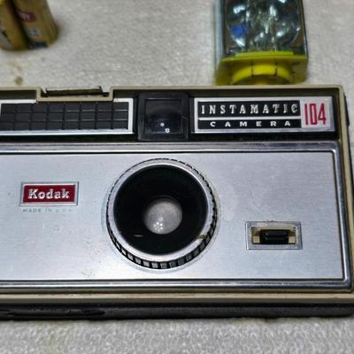 New old stock Kodak Instamatic camera 104 with Kodak Ektron electronic flash unit - Leather case