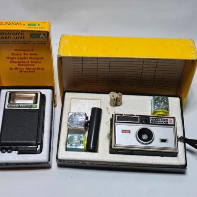 New old stock Kodak Instamatic camera 104 with Kodak Ektron electronic flash unit - Leather case