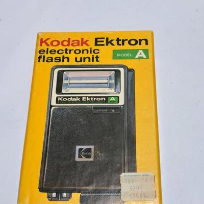 New old stock Kodak Instamatic camera 104 with Kodak Ektron electronic flash unit - Leather case