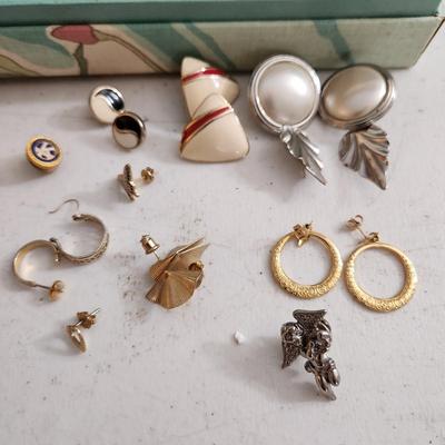 Jewelry Lot Mens & Womens Belt Buckles, Cufflinks, Awards Pins ,Money Clip, Earings, Pins .