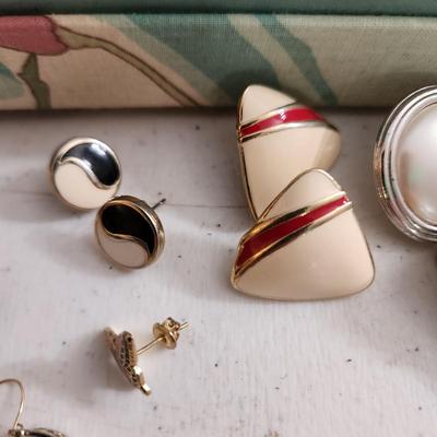 Jewelry Lot Mens & Womens Belt Buckles, Cufflinks, Awards Pins ,Money Clip, Earings, Pins .