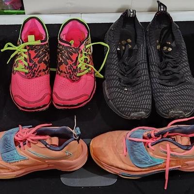 Sale Photo Thumbnail #241: Huge Shoe Basketball Retro Lot Adidas Nike Vans & others

Shoe sizes are within pictures.
Will receive all items pictured as is.