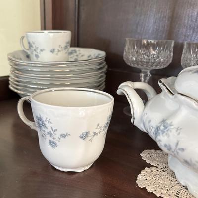 LOT 82: Vintage Johann Haviland Bavaria, Germany China "Blue Garland" & Crystal Stemware