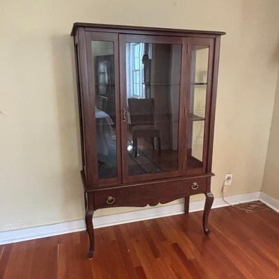 LOT 83: Vintage China/Curio Cabinet