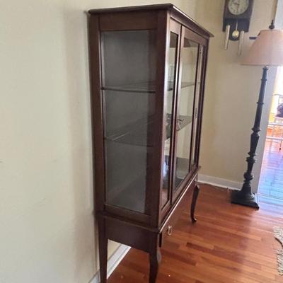 LOT 83: Vintage China/Curio Cabinet