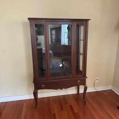 LOT 83: Vintage China/Curio Cabinet