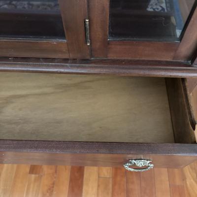 LOT 83: Vintage China/Curio Cabinet