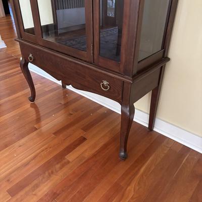 LOT 83: Vintage China/Curio Cabinet