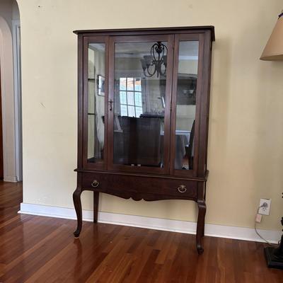 LOT 83: Vintage China/Curio Cabinet