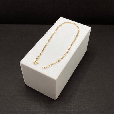 LOT 118: Gold Figaro Chain Link Bracelet - 18KT / 750, TW 1.72 gtw, 8 Inch