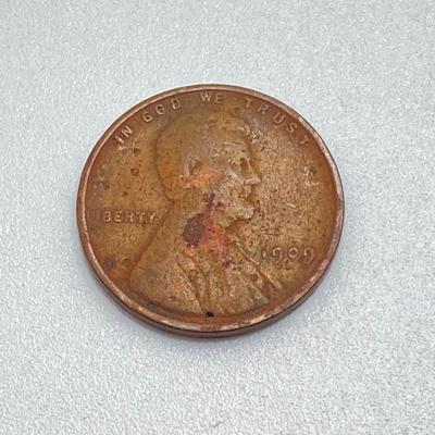 LOT 121: Vintage Coin / Currency Collection - Pair of 1909 One Cent / Pennies (VDB Included), Wheat Pennies and More