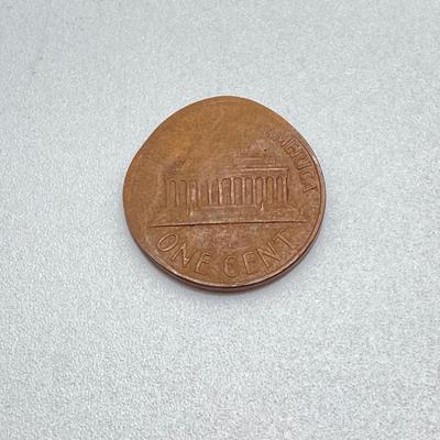 LOT 121: Vintage Coin / Currency Collection - Pair of 1909 One Cent / Pennies (VDB Included), Wheat Pennies and More