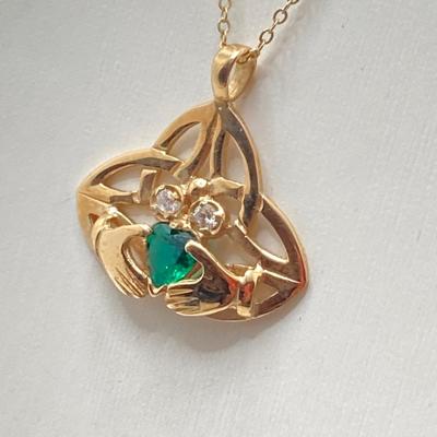LOT 123: Gold Claddagh Celtic / Green Gemstone Pendant Necklace - 9 ct / 375, TW 4.42 gtw, 20"