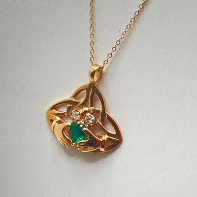 LOT 123: Gold Claddagh Celtic / Green Gemstone Pendant Necklace - 9 ct / 375, TW 4.42 gtw, 20"