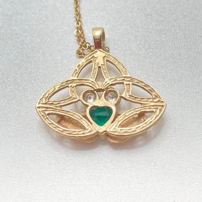 LOT 123: Gold Claddagh Celtic / Green Gemstone Pendant Necklace - 9 ct / 375, TW 4.42 gtw, 20"