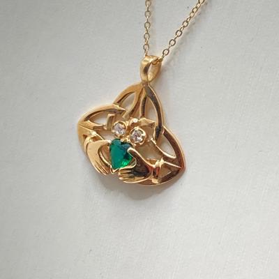 LOT 123: Gold Claddagh Celtic / Green Gemstone Pendant Necklace - 9 ct / 375, TW 4.42 gtw, 20"