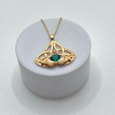 LOT 123: Gold Claddagh Celtic / Green Gemstone Pendant Necklace - 9 ct / 375, TW 4.42 gtw, 20"
