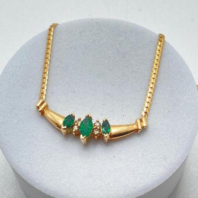 LOT 124: 14k Gold Emerald and Diamond Necklace - 14KT / 585, TW 4.91 gtw