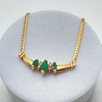 LOT 124: 14k Gold Emerald and Diamond Necklace - 14KT / 585, TW 4.91 gtw
