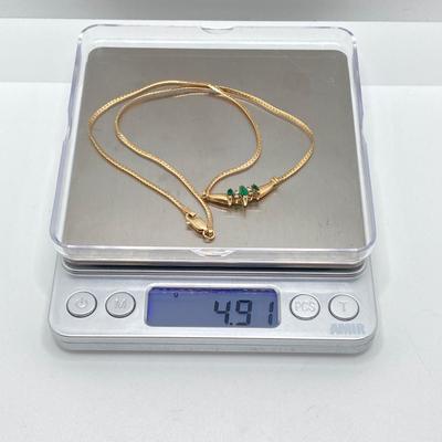 LOT 124: 14k Gold Emerald and Diamond Necklace - 14KT / 585, TW 4.91 gtw