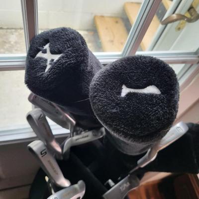 LOT 140: Set of Dunlop Golf Clubs in Golf Bag with Multiple Golf Balls, Tees and More