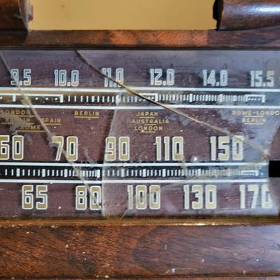 LOT 142: Antique Wooden Floor Standing Philco Console Radio-Phonograph