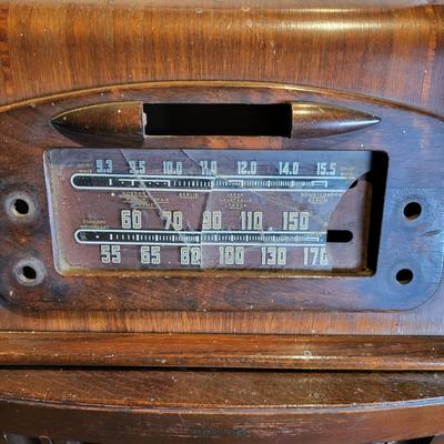 LOT 142: Antique Wooden Floor Standing Philco Console Radio-Phonograph