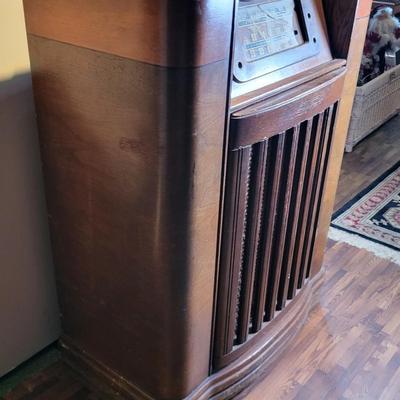 LOT 142: Antique Wooden Floor Standing Philco Console Radio-Phonograph