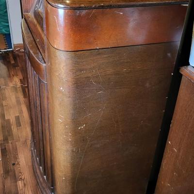 LOT 142: Antique Wooden Floor Standing Philco Console Radio-Phonograph