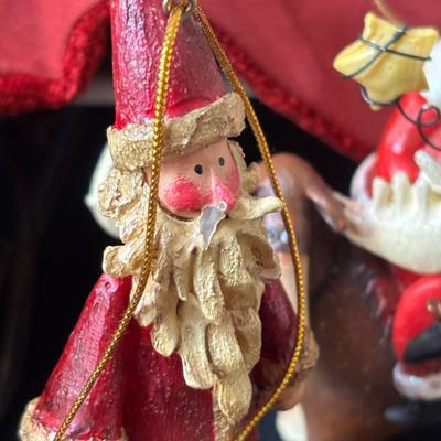 LOT 159: Country Christmas Decor & More