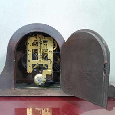 LOT 165: Seth Thomas Key Wound Mantle Clock