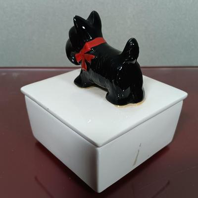 LOT 172: Collection of Scottish Terrier Decor