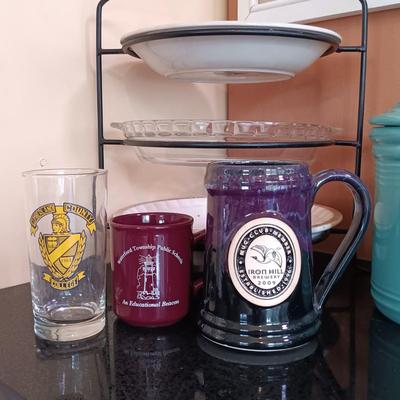 LOT 181: Pie Stand, Cook's Club Jars, Pyrex Pie Dish & More