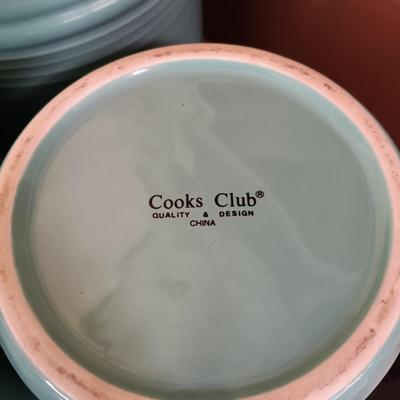 LOT 181: Pie Stand, Cook's Club Jars, Pyrex Pie Dish & More