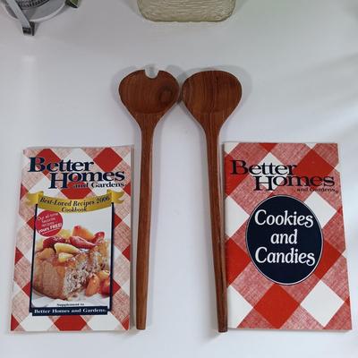 LOT 220: Vintage Kitchen Collection