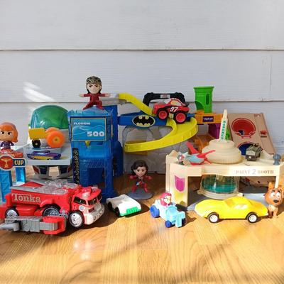 LOT 224: Collection of Vintage / Contemporary Toys
