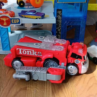 LOT 224: Collection of Vintage / Contemporary Toys