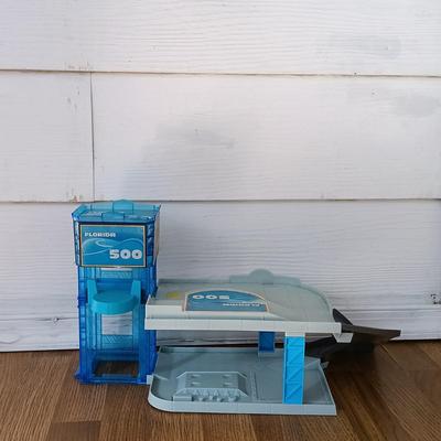 LOT 224: Collection of Vintage / Contemporary Toys