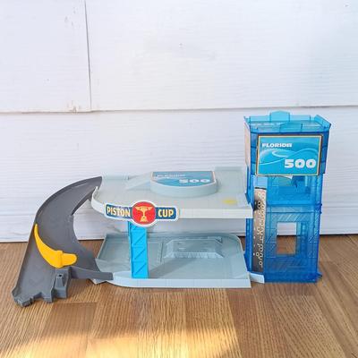 LOT 224: Collection of Vintage / Contemporary Toys