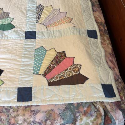 LOT 252: Vintage Handmade Patchwork Quilt with Fan Pattern