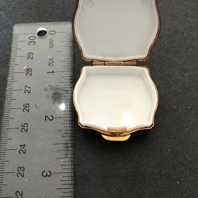 Sale Photo Thumbnail #32: Vintage, goldtone, Stratton compact please see attached photos