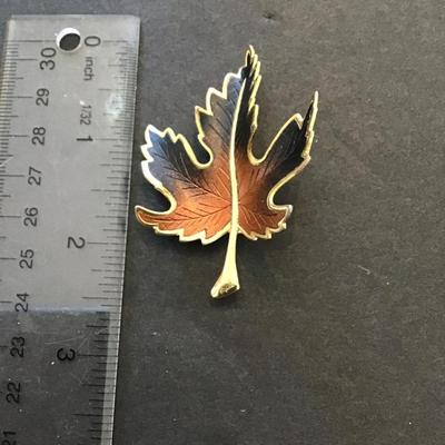 Beautiful vintage, gold tone Oak leaf brooch