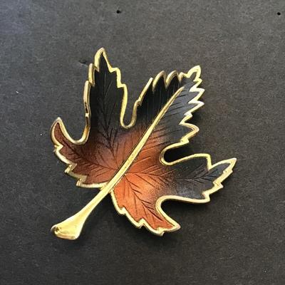 Beautiful vintage, gold tone Oak leaf brooch