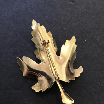 Beautiful vintage, gold tone Oak leaf brooch
