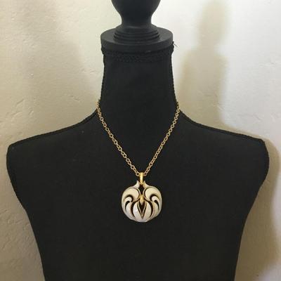 Beautiful, gold tone vintage pendant necklace