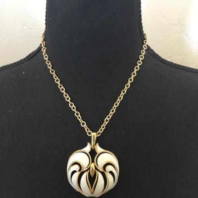 Beautiful, gold tone vintage pendant necklace